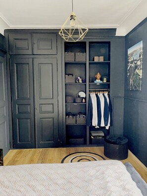 2 slaapkamers, een bureau, een strijkplank/strijkijzer, reisbedje