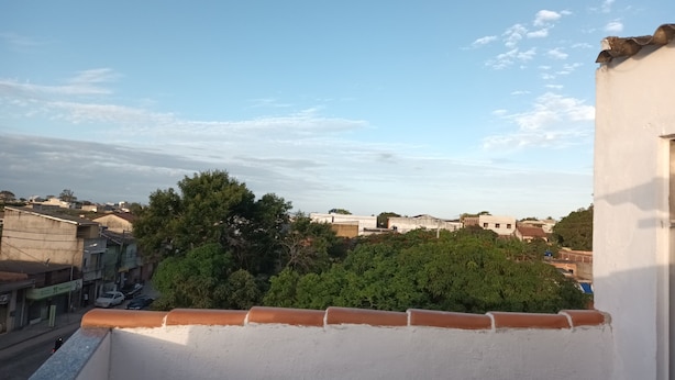 Et boligområde med huse, træer og en klar himmel.