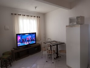 Departamento tradicional | Área de sala de estar | Televisión de pantalla plana de 50 pulgadas con canales digitales 