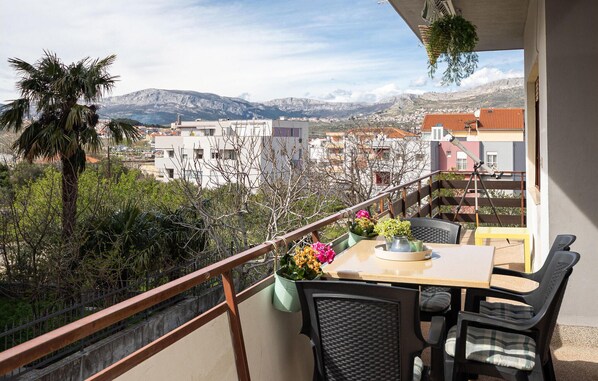 Outdoor dining - Pet friendly apartment in Podstrana (Podstrana)