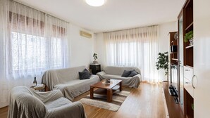 A living room with a sofa set, a coffee table, and a bookshelf. - Pet friendly apartment in Podstrana with WiFi (Podstrana)