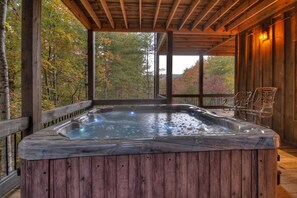 Outdoor spa tub - Hunter's Treehouse | Free Night Offer! (Epworth)