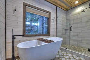 Bañera, secador de pelo y toallas