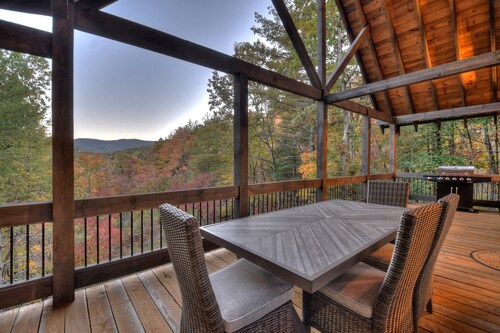 Hunter’s Treehouse | Mtn Views + Hot Tub + Games