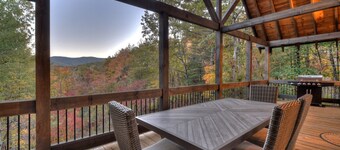 Hunter’s Treehouse | Mtn Views + Hot Tub + Games