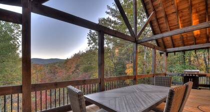 Hunter’s Treehouse | Mtn Views + Hot Tub + Games