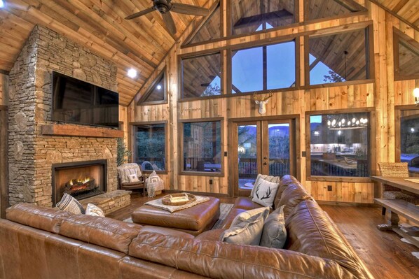 TV, fireplace, offices - Hunter's Treehouse | Free Night Offer! (Epworth)