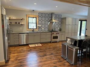 Kjøleskap, mikrobølgeovn, ovn og oppvaskmaskin