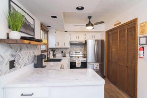 Refrigerador, microondas, horno, placa de cocina