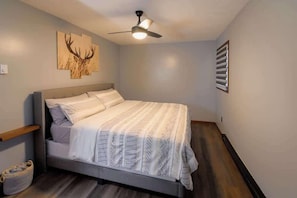 3 habitaciones y tabla de planchar con plancha