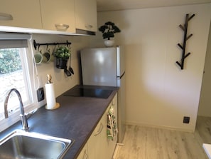 Kühlschrank, Mikrowelle, Herdplatte, Geschirrspüler