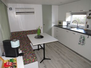 Kühlschrank, Mikrowelle, Herdplatte, Geschirrspüler