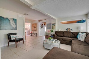 Smart-TV, Tischfußball, Tischtennisplatte, Bücher