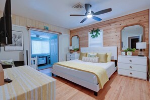 3 habitaciones, escritorio y tabla de planchar con plancha