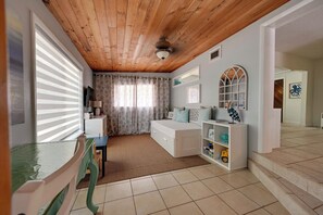 3 habitaciones, escritorio y tabla de planchar con plancha