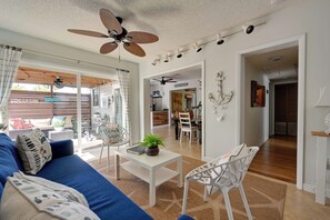 Smart-TV, Tischfußball, Tischtennisplatte, Bücher