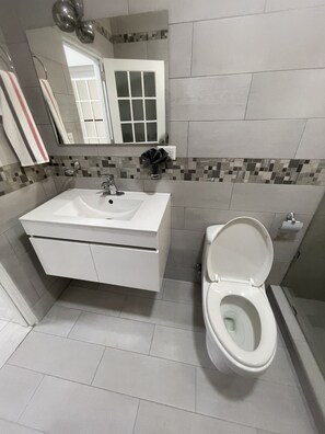 Dusche, Haartrockner, Handtücher