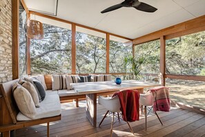 Outdoor dining - Light Filled Family Home in Austin, Surrounded by Nature (Austin)
