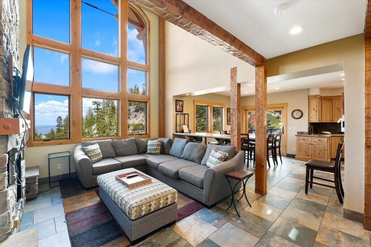 House, 5 Bedrooms | Living area | Smart TV