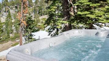 House, 5 Bedrooms | Outdoor spa tub
