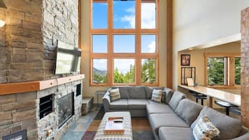 Casa, 5 quartos | Área de estar | Smart TV