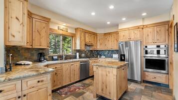 Casa, 5 quartos | Cozinha privada | Geladeira, cafeteira/chaleira, torradeira