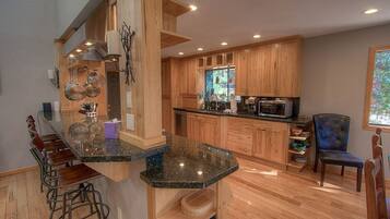 House, 4 Bedrooms | Dapur peribadi | Peti sejuk, pembancuh kopi/teh, pembakar roti