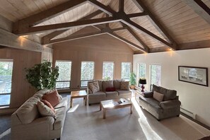 Living area - Tumbleweed Pines 3 Bedroom Home by RedAwning (Incline Village)