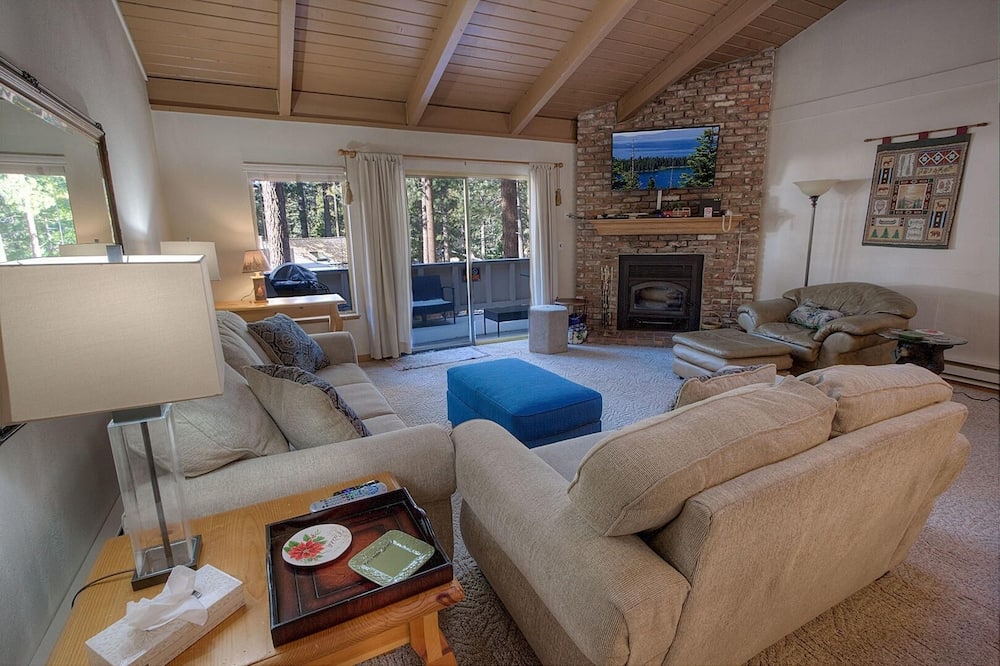 Whispering Wood 3 Bedroom Home by RedAwning - Sand Harbor, NV