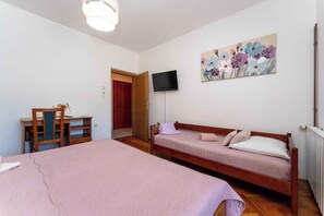 Internet - Studio With terrace and air conditioning (Starigrad-Paklenica)