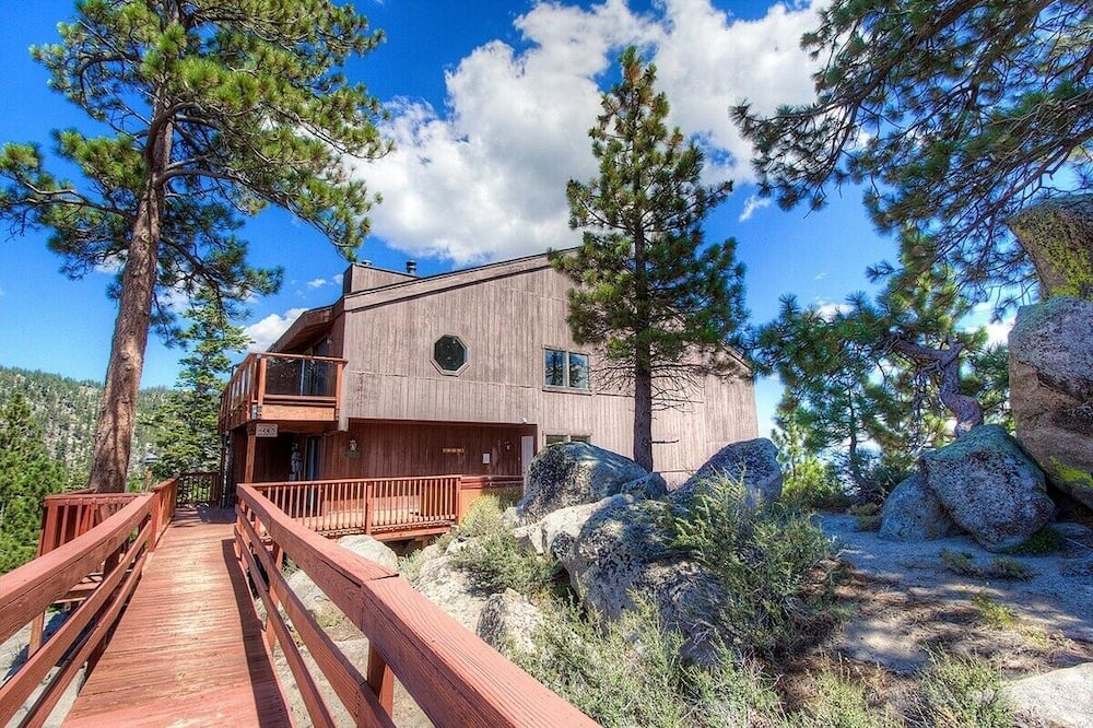 Lakescape 3 Bedroom Condo by RedAwning - South Lake Tahoe, CA