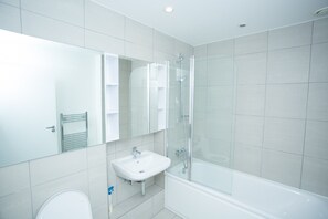 Apartment, Multiple Beds | Bathroom | Shower, towels - Highview 2-bed Apartment in London (London)
