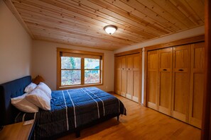 5 bedrooms, free WiFi, bed sheets