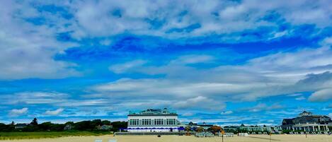 Beach nearby, sun loungers, beach towels