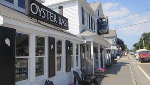 Un edificio con un letrero que dice "OYSTER BAR" y otro letrero que indica "THE PORT".