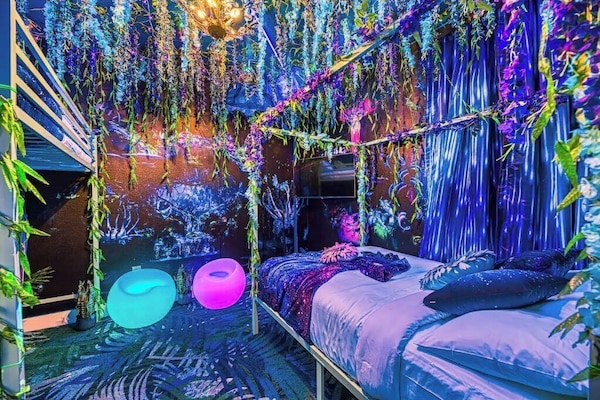 Just wow. The Avatar bedroom has awesome glow-in-the-dark effects! Hammock too!