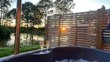 Cabin | Outdoor spa tub