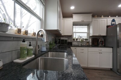 Cozy Cottage next to MSU Texas, centrally located! 