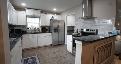 Cozy Cottage next to MSU Texas, centrally located!