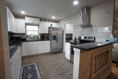 Cozy Cottage next to MSU Texas, centrally located! 