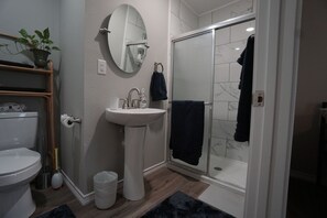 Shower, towels, soap, shampoo - Cozy Cottage next to MSU Texas, centrally located! (Wichita Falls)