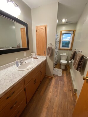 Séchoir à cheveux, serviettes fournies, savon, shampooing