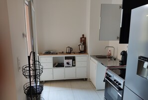Een koelkast, een microgolfoven, een oven, een kookplaat