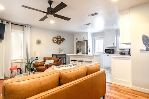 Coral Cottage by Park in Med Dst