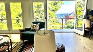 Een open haard, boeken en een stereo