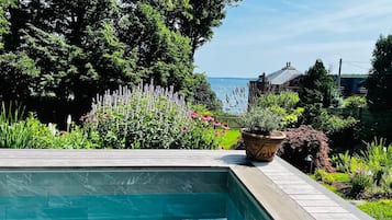 Een buitenzwembad en een verwarmd zwembad