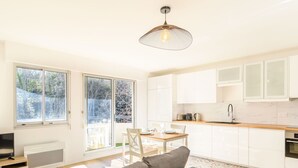 Een modern appartement met een eethoek, keuken en woonkamer.