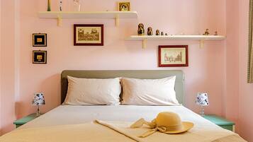 2 chambres, bureau, fer et planche Ă repasser, lit parapluie