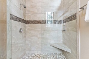 Douche, sèche-cheveux, serviettes fournies, savon