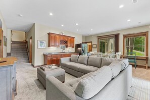 Smart TV, fireplace, books - Norris Lakefront Retreat! King Suites, Private 2 slip dock, Firepit - 2027 Open! (Jacksboro)